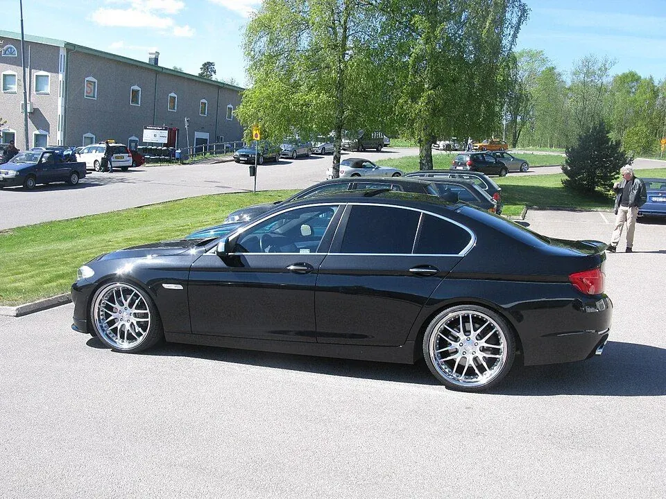 BMW 535i · Side profile