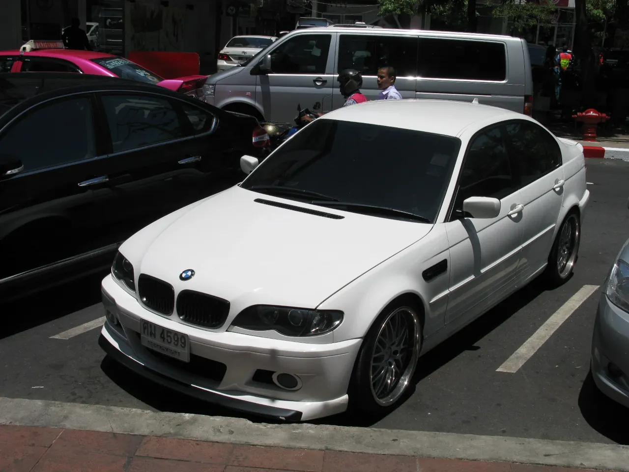 BMW 330i · Elevated three-quarter