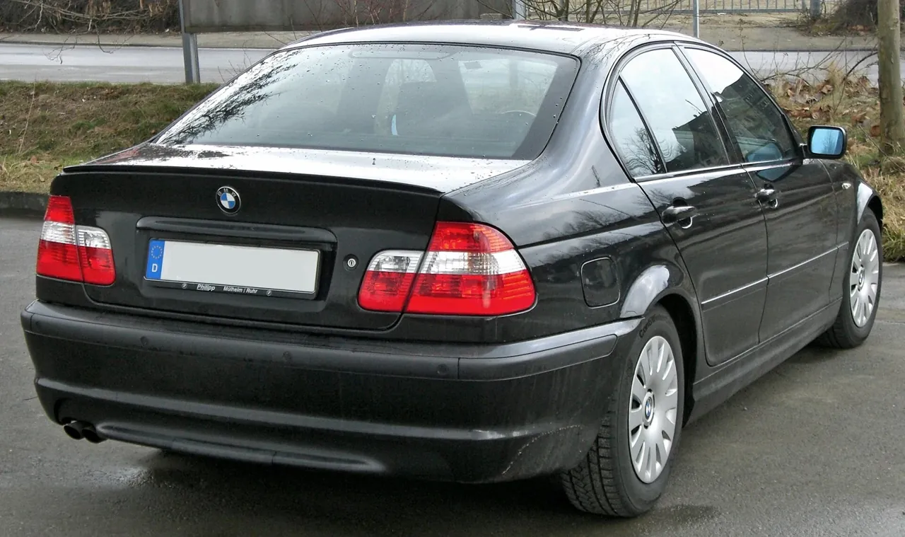 BMW 330i · Rear three-quarter
