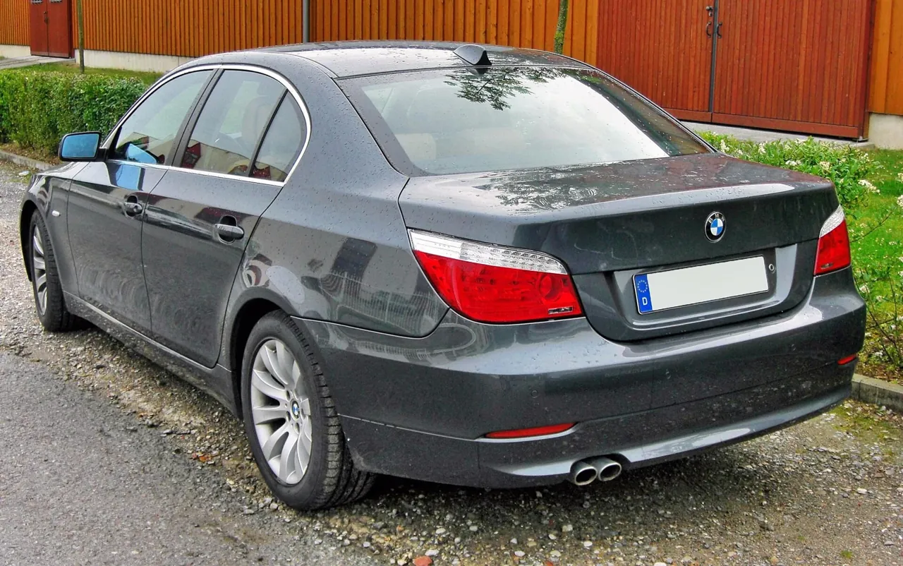 BMW 530i · Rear three-quarter