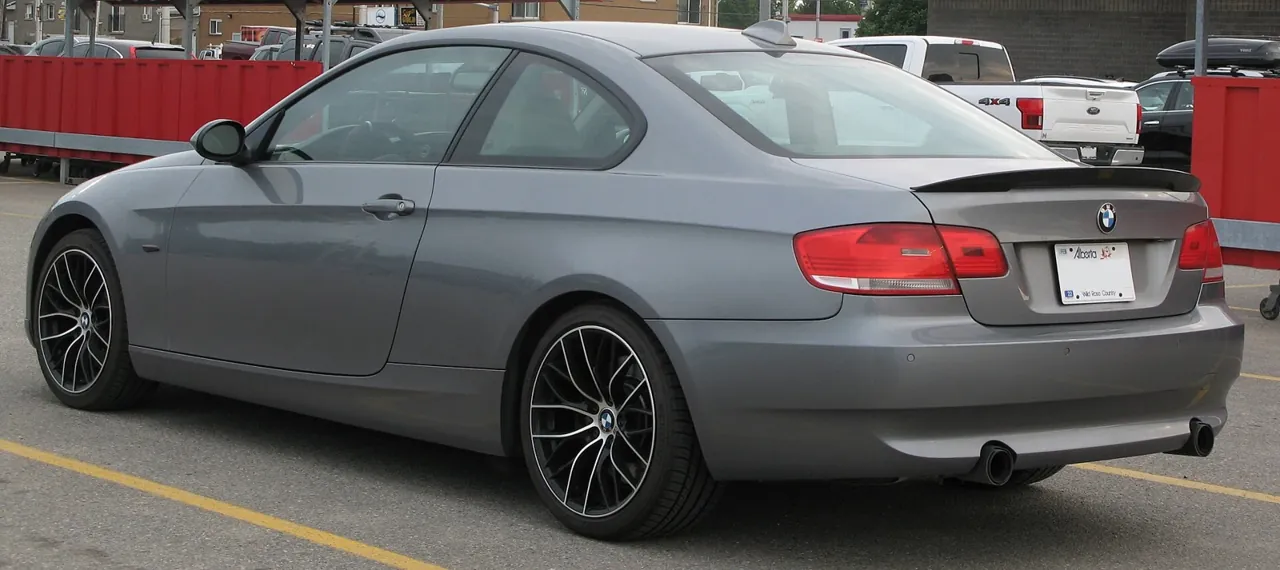 BMW 335i Coupé · Rear three-quarter