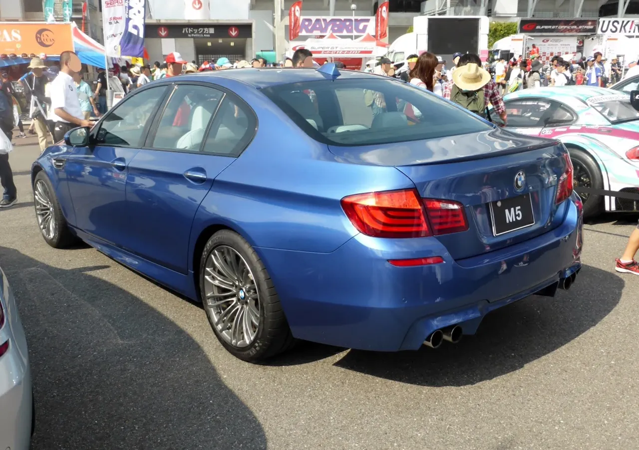 BMW M5 · Rear three-quarter