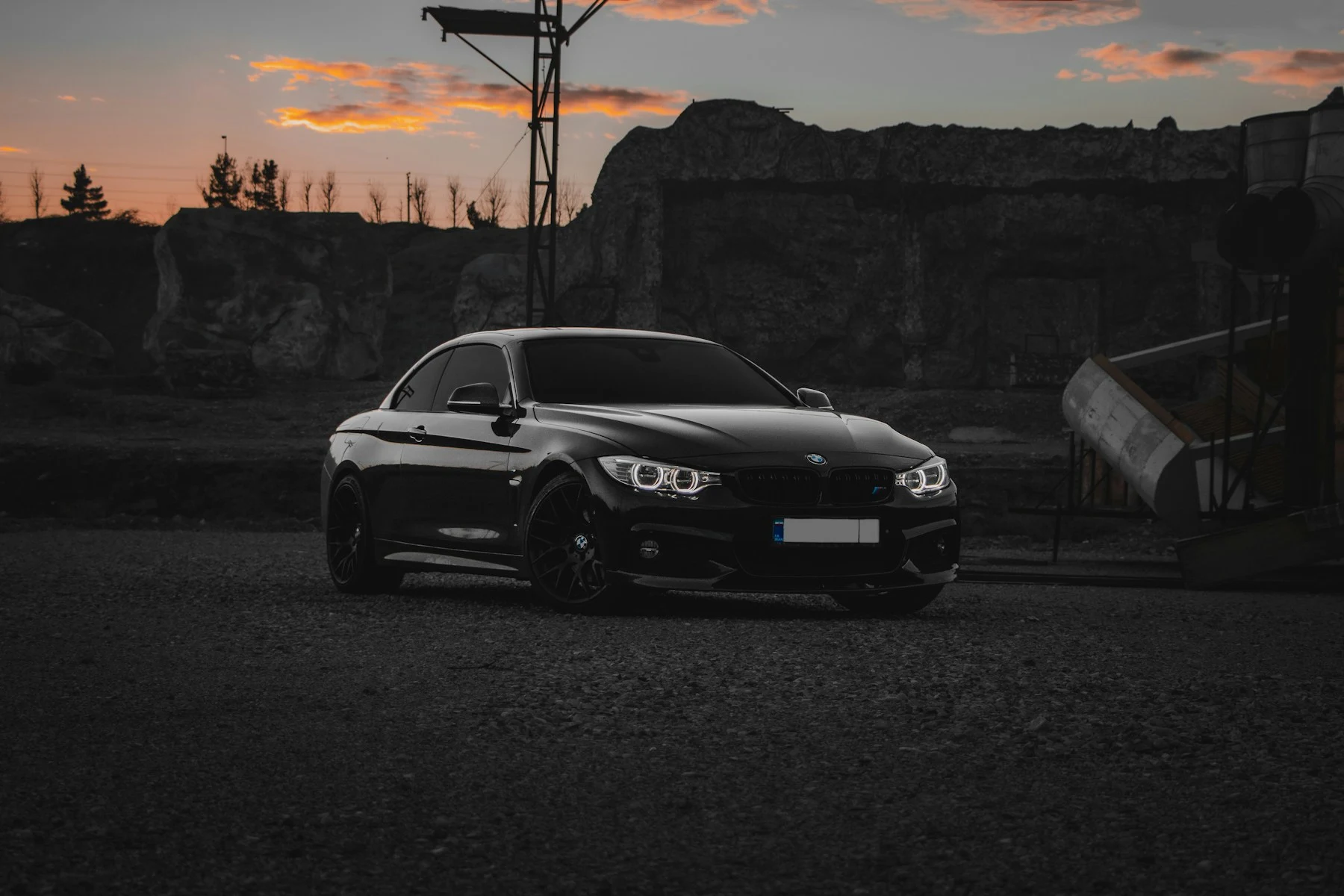 შავი BMW 4 სერია მზის ჩასვლისას