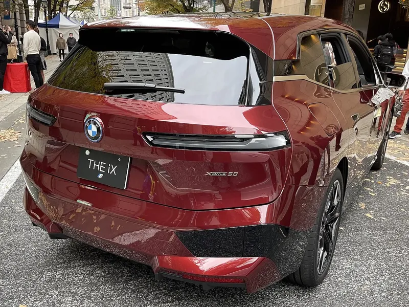 BMW iX xDrive50 · Rear three-quarter