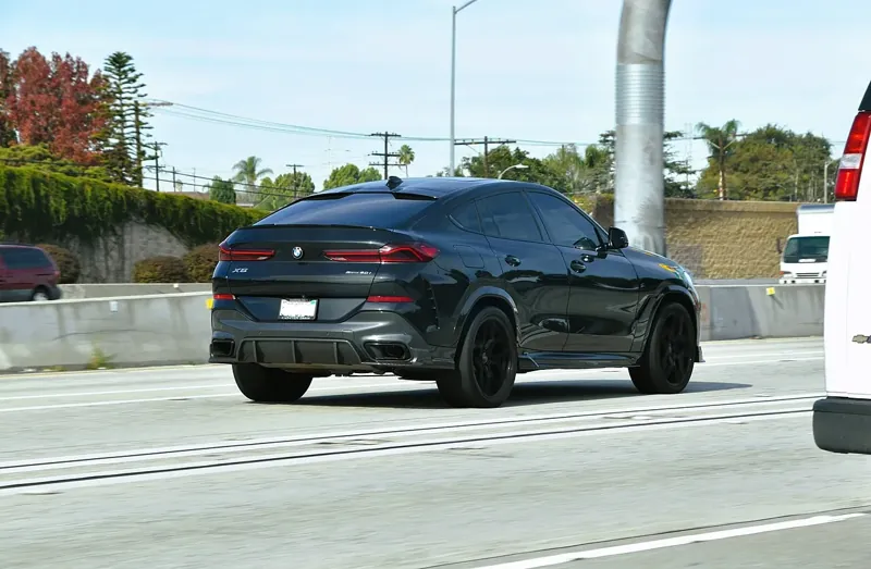 BMW X6 xDrive40i · Rear three-quarter