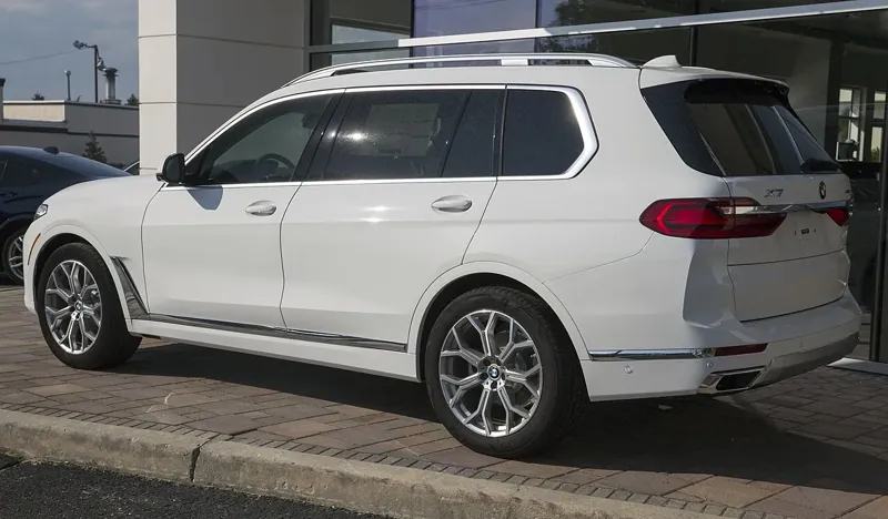 BMW X7 xDrive40i · Rear three-quarter