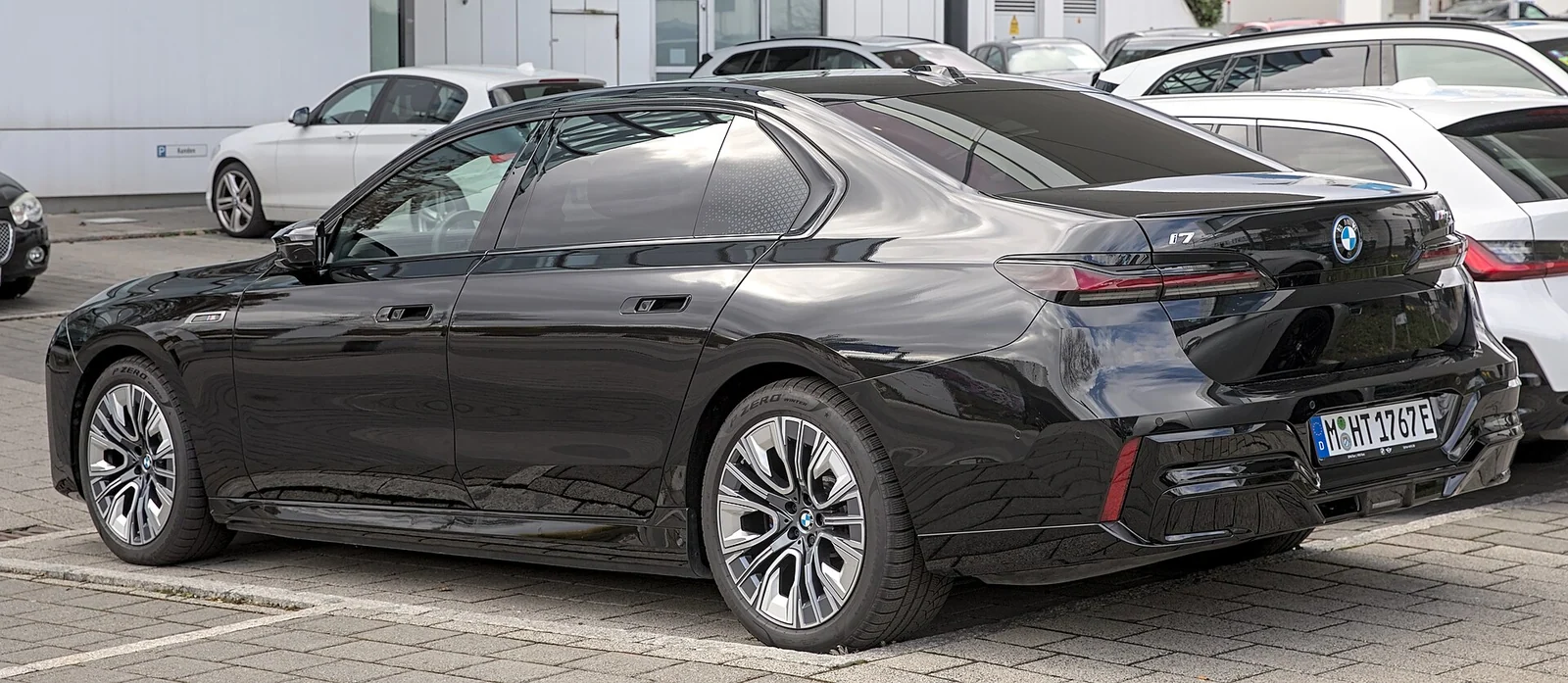 BMW i7 M70 xDrive · Rear three-quarter